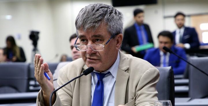 Sandro Pimentel em reuniao politica